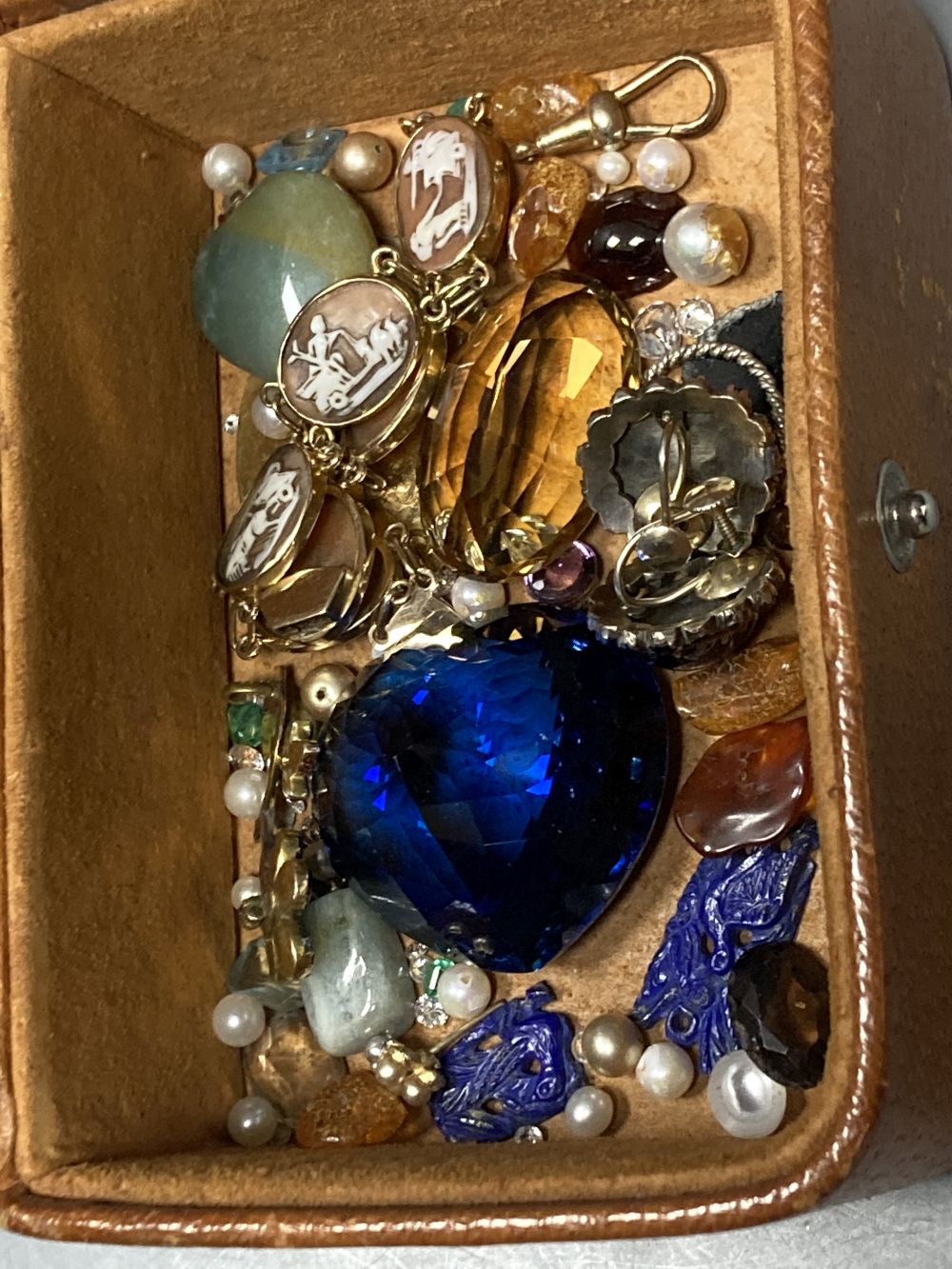 Mixed jewellery including a yellow metal mounted and oval cameo shell bracelet, set with seven panels(a.f.) etc.